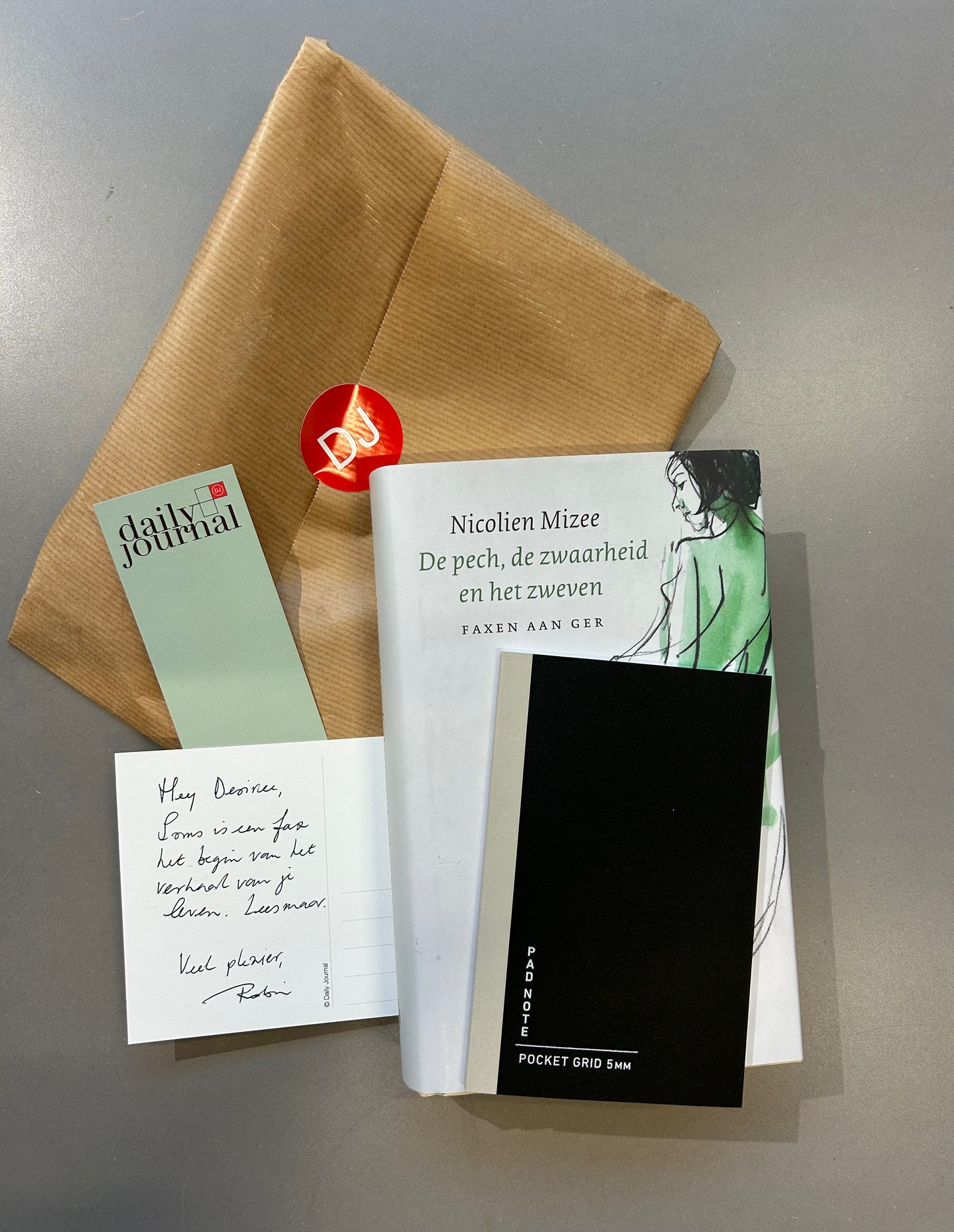 Dagboekabonnement van Daily Journal: pakketje met dagboek, handgeschreven kaartje, boekenlegger en notitieboekje