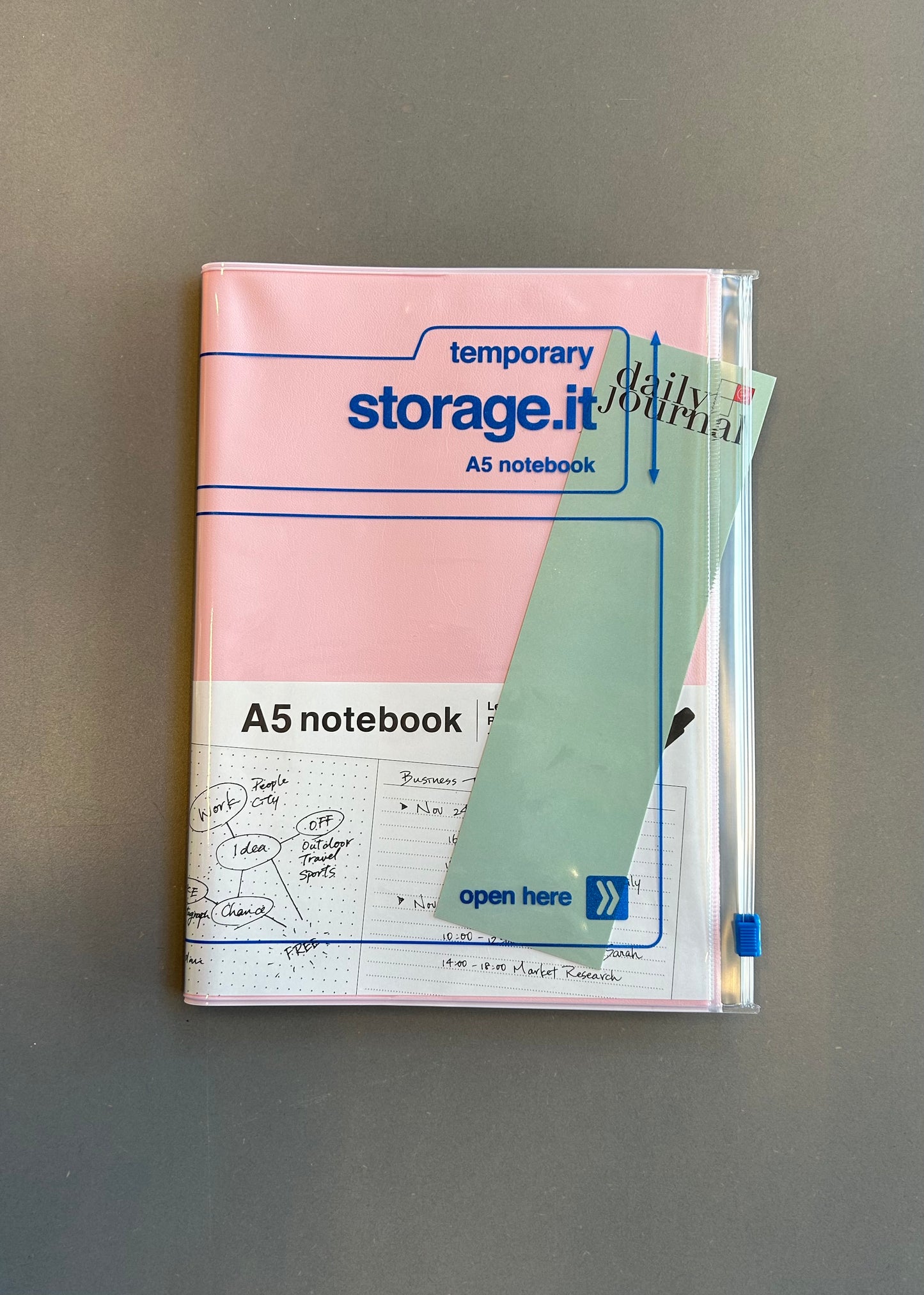 Mark's storage.it notebook A5 in roze van boven, met papieren in het opbergvak